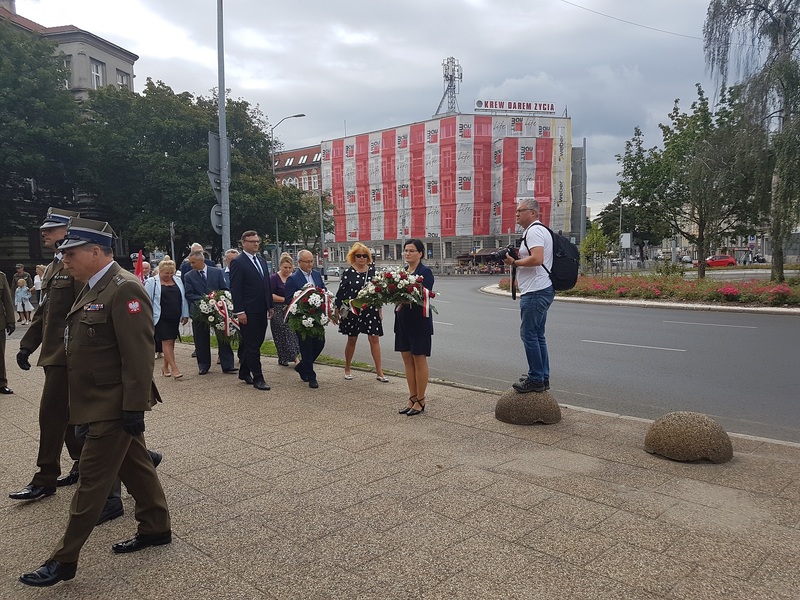 Złożenie kwiatów pod pomnikiem Marszałka Józefa Piłsudskiego (fot. IPN Oddział w Szczecinie)