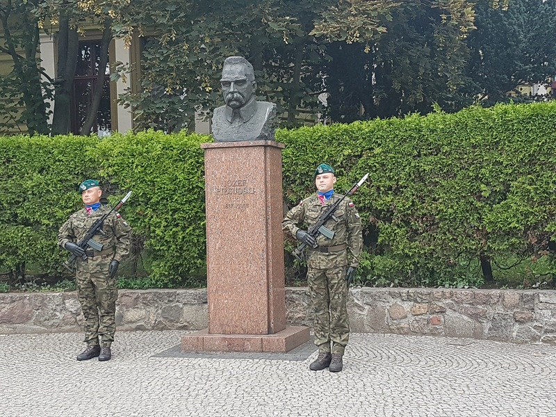 Złożenie kwiatów pod pomnikiem Marszałka Józefa Piłsudskiego (fot. IPN Oddział w Szczecinie)