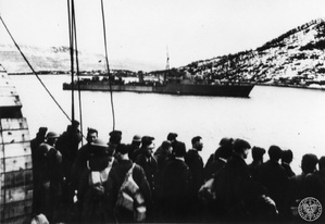Brytyjscy żołnierze z jednostek lądowych na pokładzie transportowca po przybyciu do Norwegii (prawdopodobnie w rejonie Narwiku).