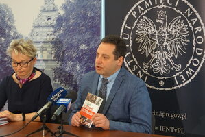 IPN przekazał kuratorom oświaty w Szczecinie podręczniki do historii Polski w języku ukraińskim.9