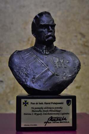 Miniatura odsłoniętego pomnika Marszałka Józefa Piłsudskiego wręczona Wiceprezesowi IPN Karolowi Polejowskiemu. Odsłonięcie pomnika Marszałka Józefa Piłsudskiego, Złocieniec, 5 grudnia 2022